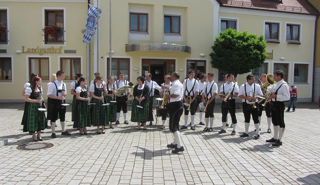 Vorschau: Spalierstehen Hochzeit Ram Gmeiner